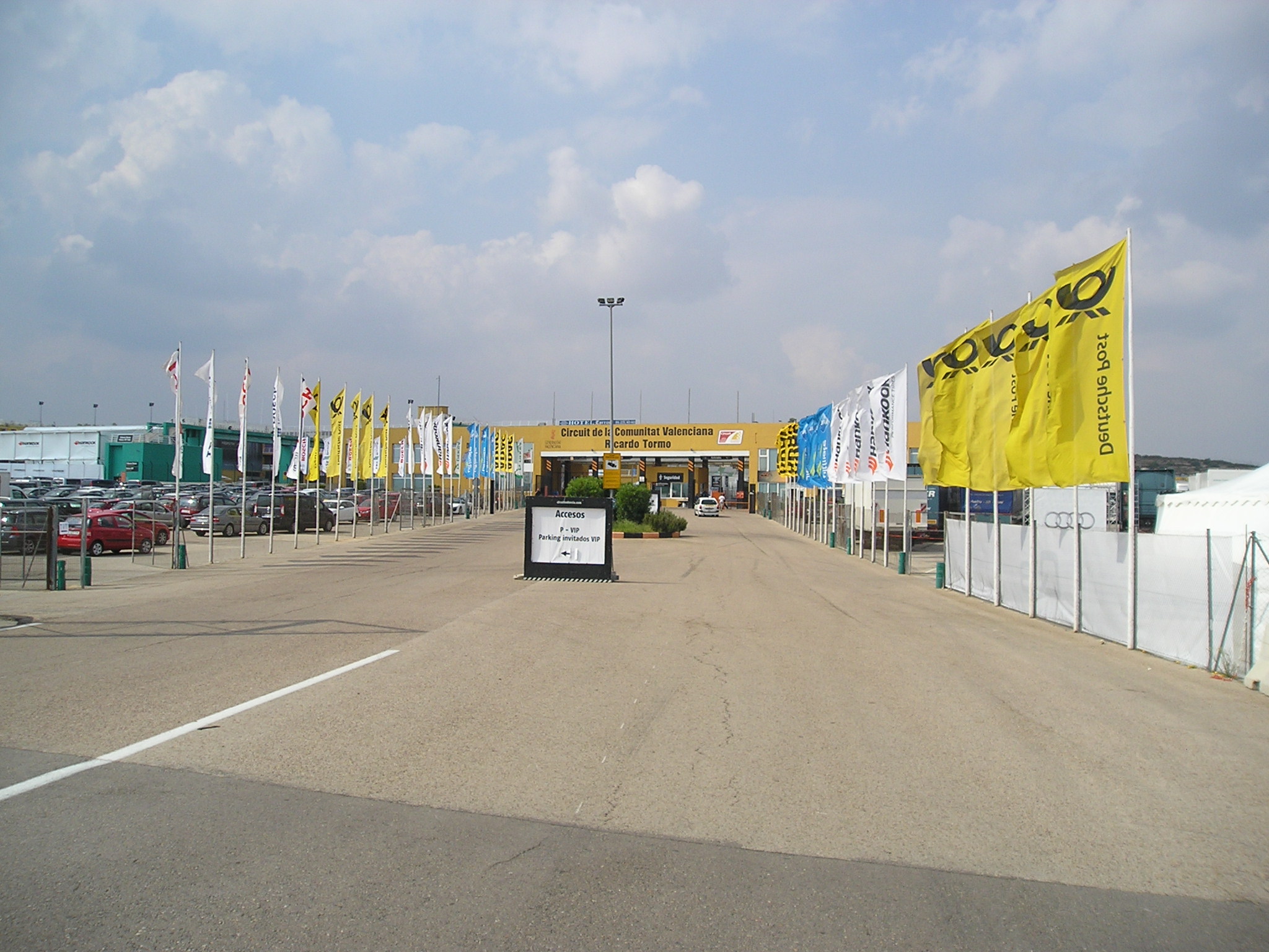 Banderas publicitarias amarillas en el acceso a un circuito de velocidad